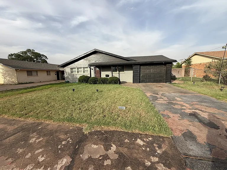 1002 Denton St — Photo 3