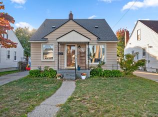 8251 Woodbine St, Dearborn Heights, MI 48127