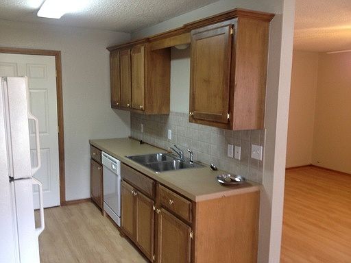 5th image of 608 Redwater Blvd W