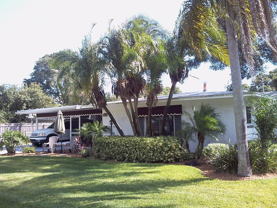 Front of home. New roof in 2015.
