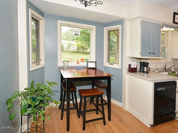 5th image of 124 Applewood Pl