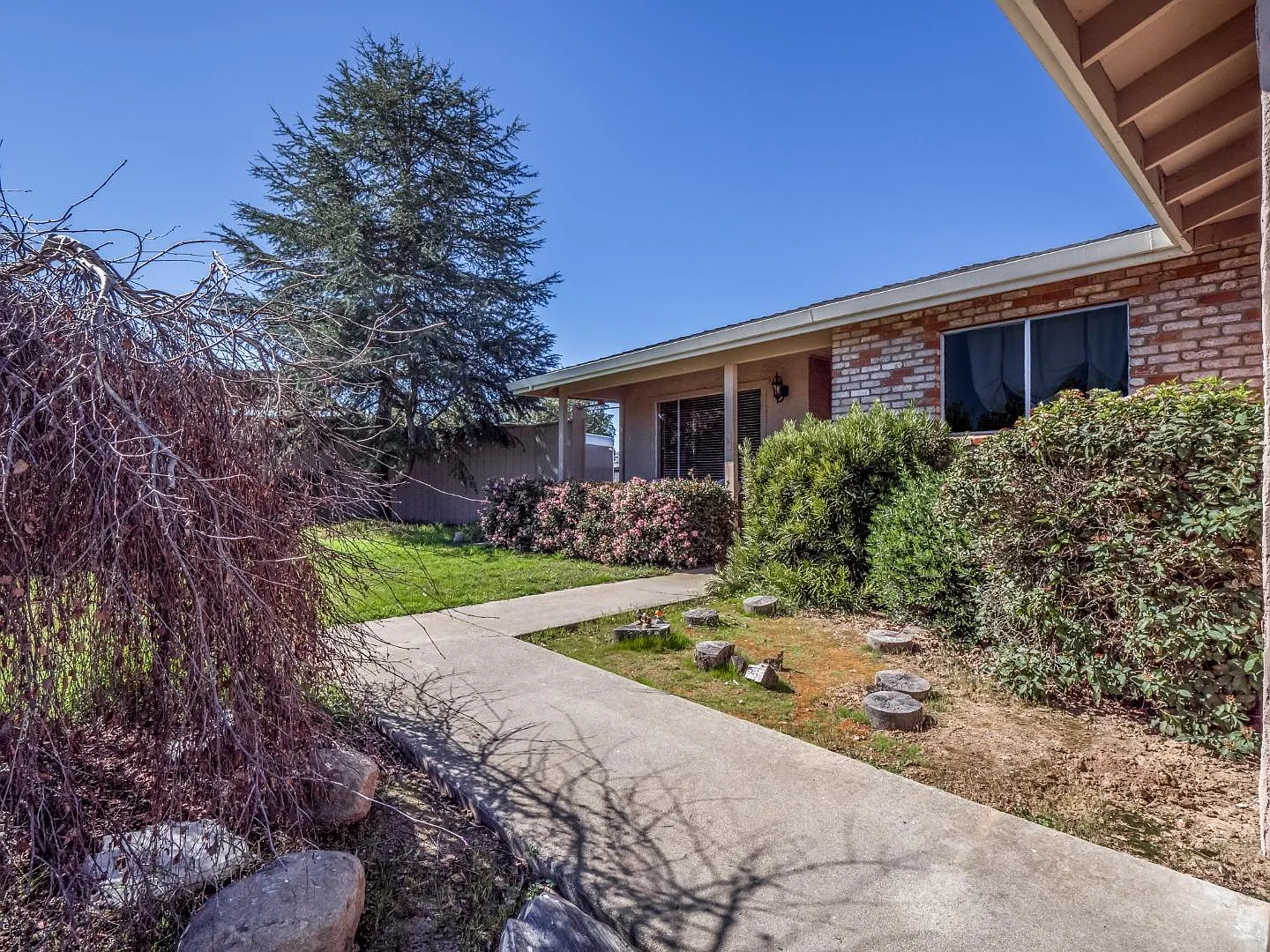 54 Serpa Ln photo 1