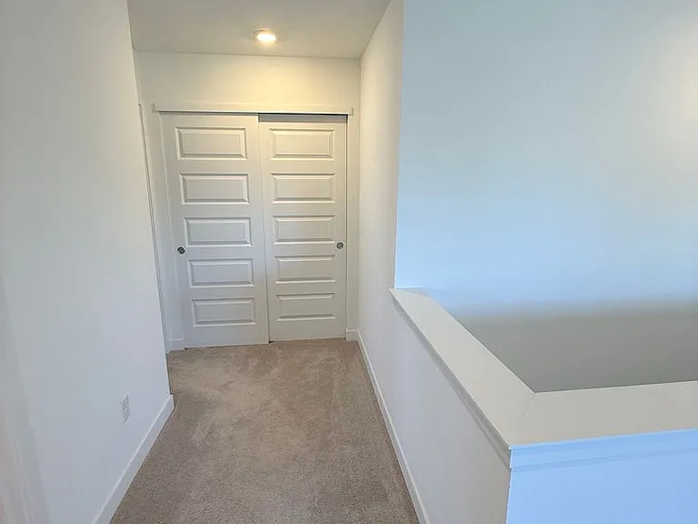 1046 Elmwood Ln — Photo 33