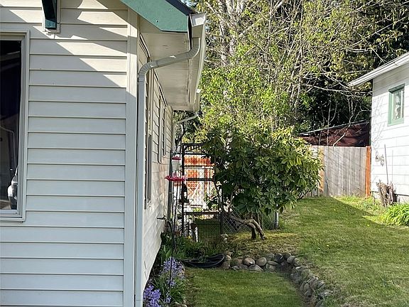 2nd image of 324 E Oak Street