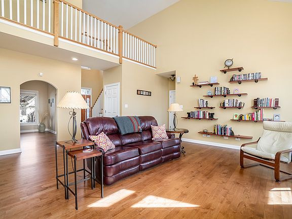 4th image of 10748 Hawthorne Dr