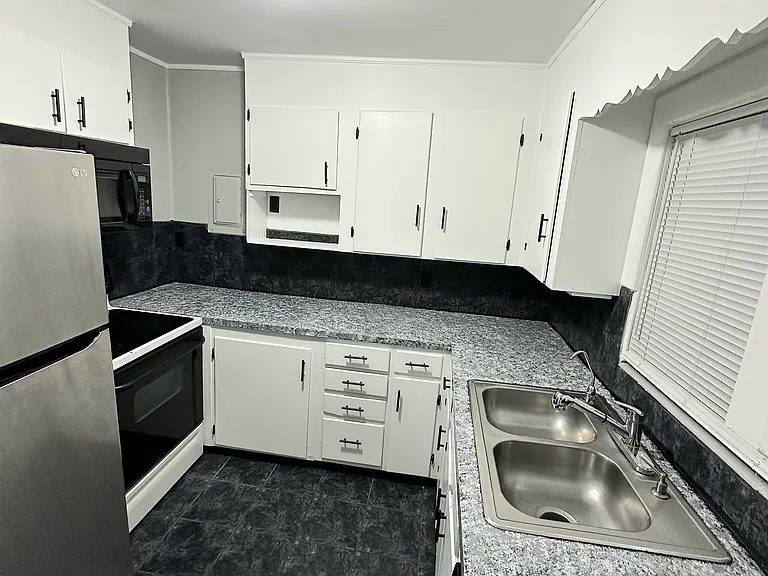332 Bay St — Photo 12