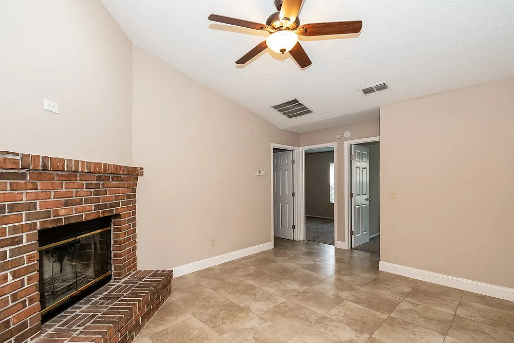 3 bed, 2.0 bath, 1358 sqft, $2,075 — Photo 4