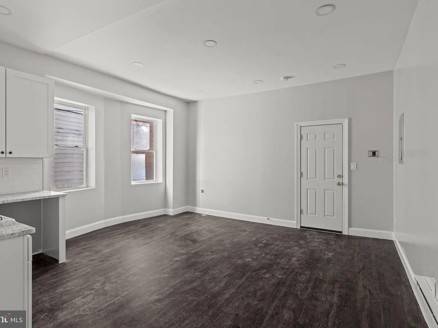 1 bed, 1.0 bath, 465 sqft, $1,050 — Photo 2