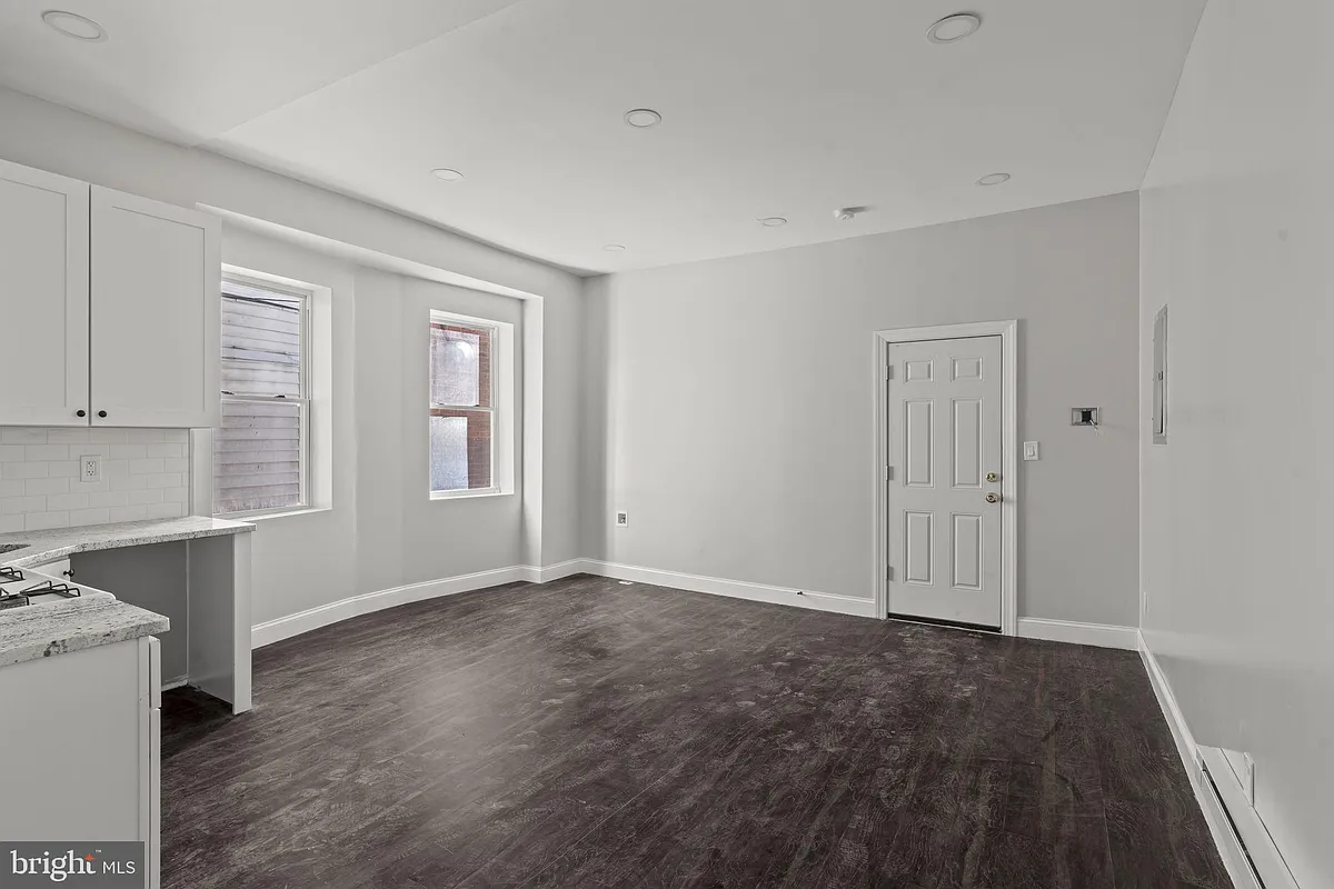 Building Photo - 5237 Chester Ave #2