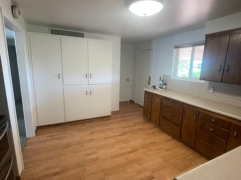 345 W 600 N — Photo 22