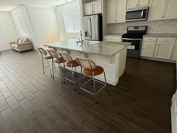 3rd image of 404 Manuel Ct
