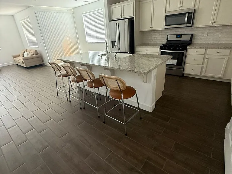 404 Manuel Ct — Photo 3