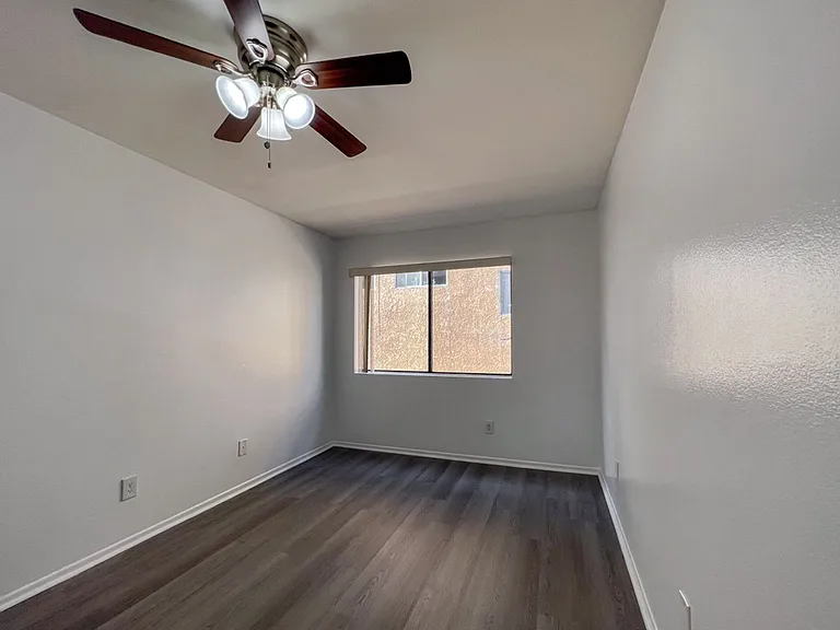 Gorgeous 2 Bed/2 bath apartment in excellent Sherman Oaks area! — Photo 34