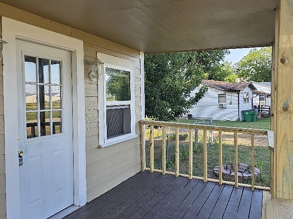 5th image of 916 W Avenue B