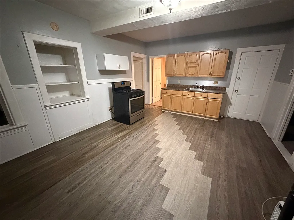 2 bed, 1.0 bath, 1000 sqft, $2,300 — Photo 1
