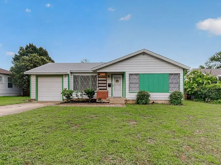1304 Sylvan Dr — Photo 1