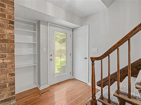 3rd image of 1530 Robinhood Road