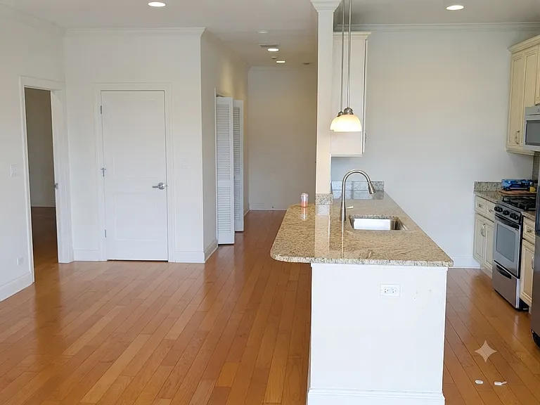 2352 W Byron St #301 — Photo 5