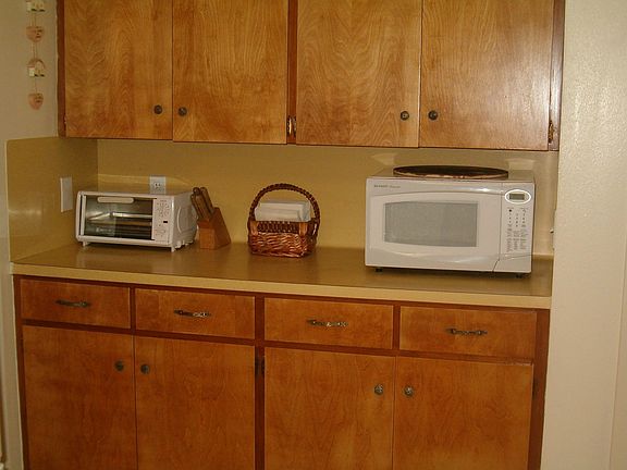 Dry bar on opposite wall of kitchen picture
