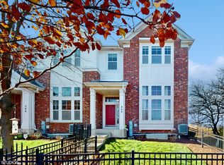 550 Grosvenor Ln, Aurora, IL 60504