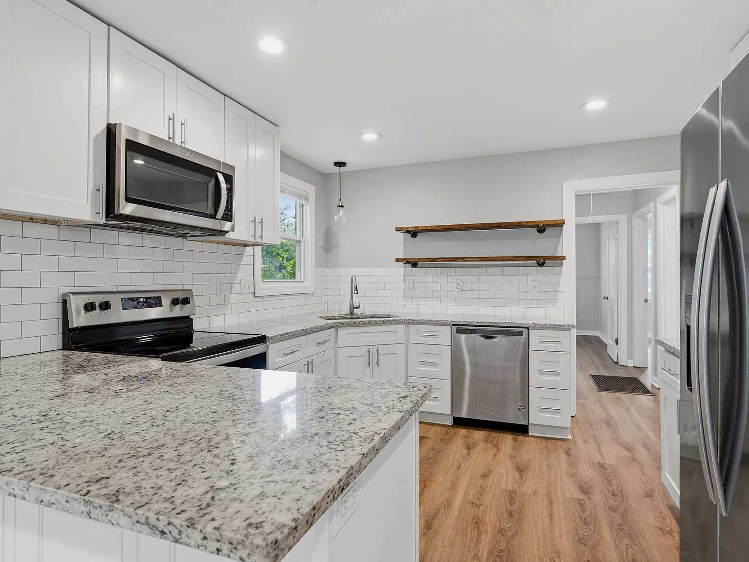3 bed, 1296 sqft, $2,550 — Photo 3