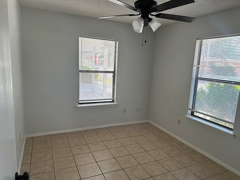401 Adams Ln — Photo 7