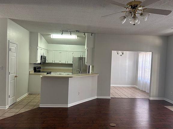 5th image of 2830 Dumont Dr