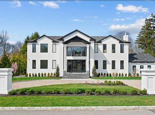 18 Orchard Dr, Woodbury, NY 11797