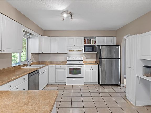 4th image of 1524 Pacific Cres