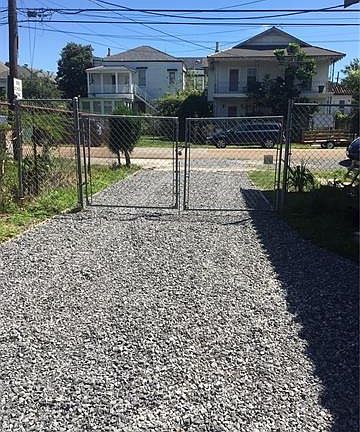 4th image of 2602 Barracks St