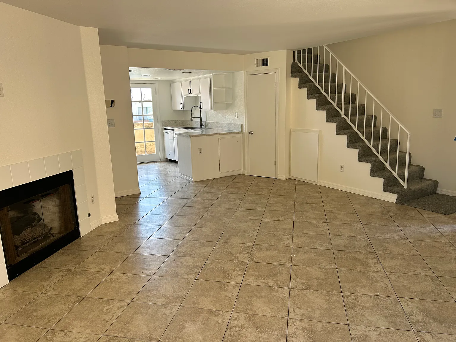 2 bed, 2.5 bath, 1105 sqft, $2,990 — Photo 2