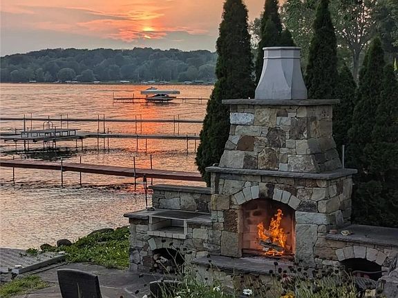 3rd image of 320 Lakeside Dr