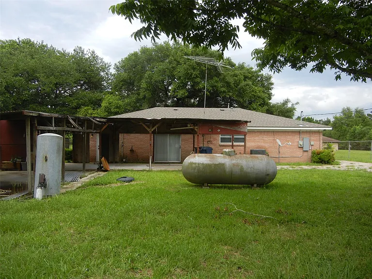 20811 Emerald St — Photo 3