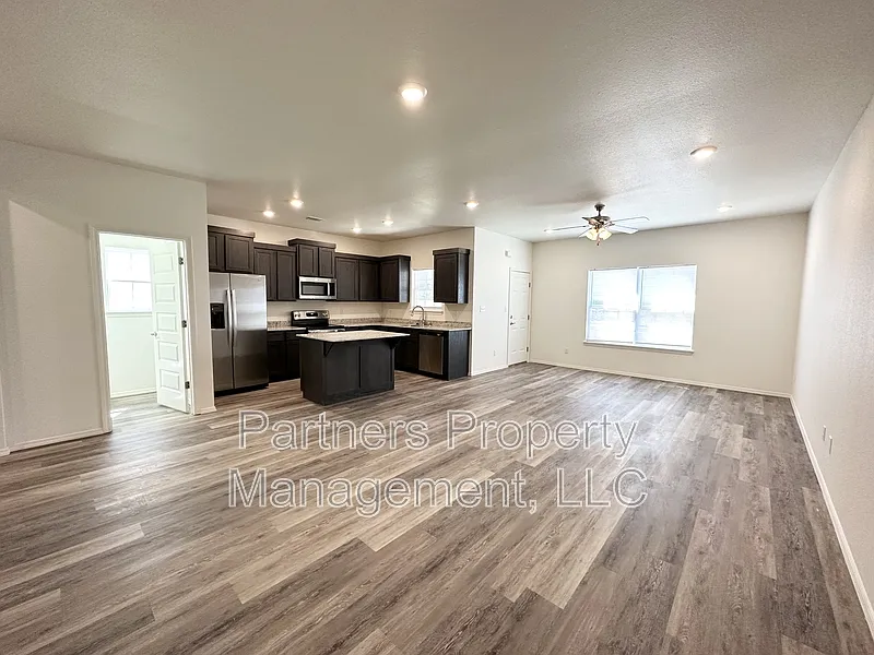 3 bed, 3.5 bath, 2000 sqft, $1,750 — Photo 2
