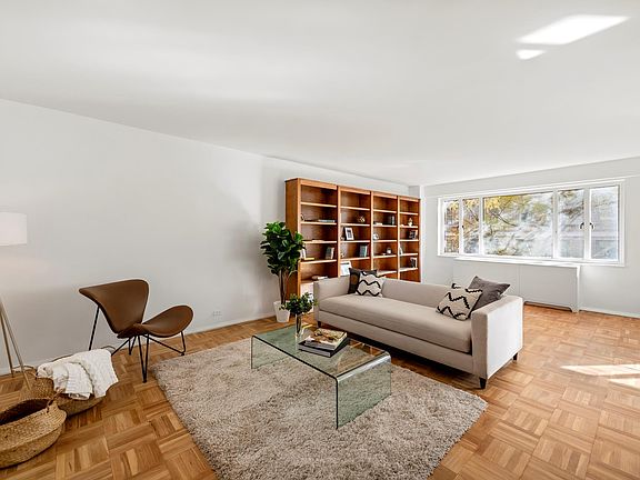3rd image of 140 E 72nd St APT 3C