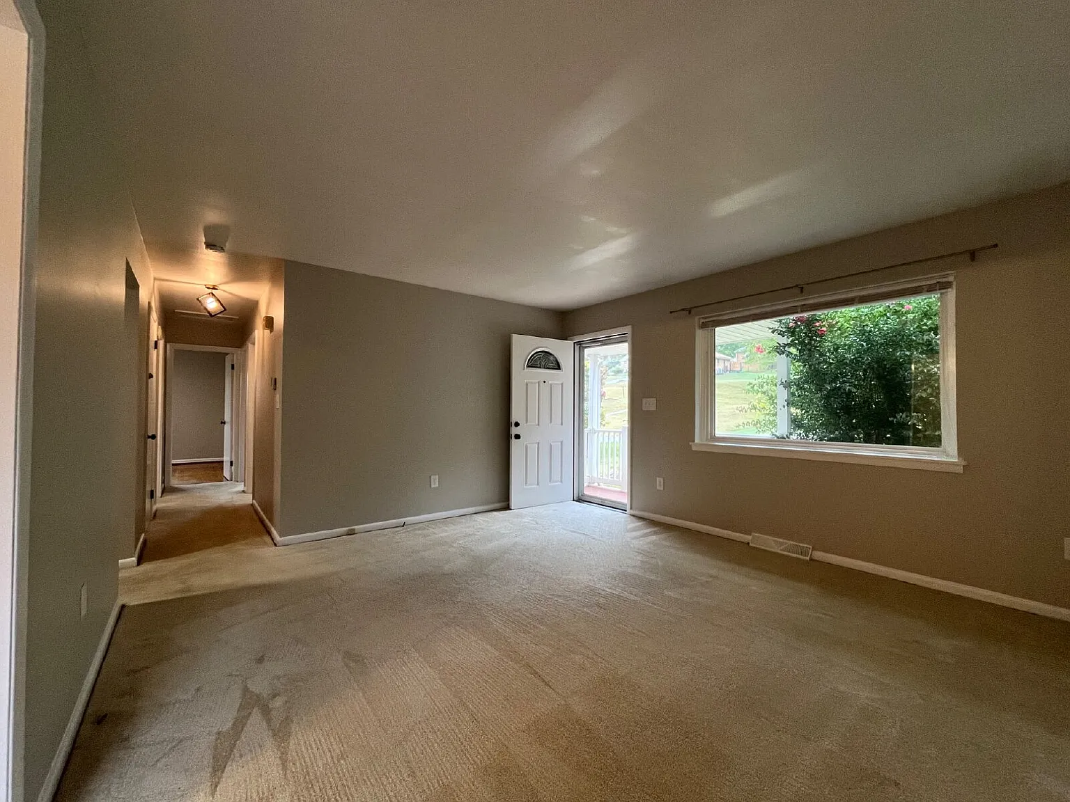 3 bed, 1.0 bath, 1010 sqft, $1,525 — Photo 2