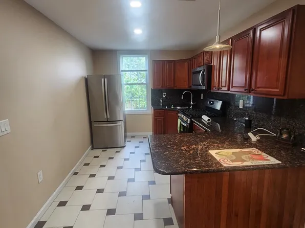 352 Woodlawn Avenue image 4 of 13