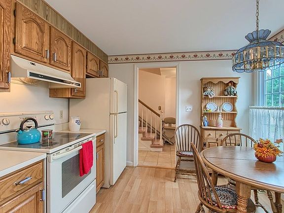 3rd image of 4 Essex Green Ln
