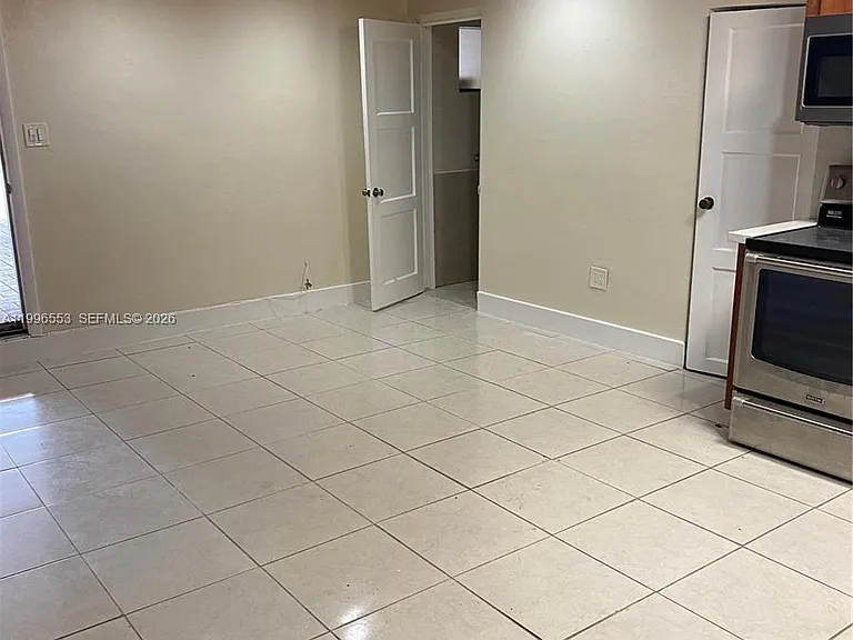1051 SW 3rd St #3 — Photo 3