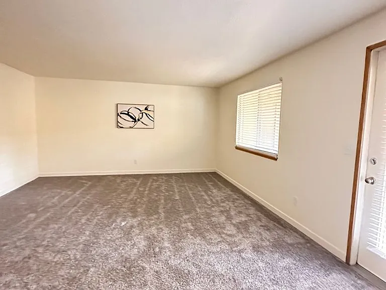 Willow Creek Apartments — Photo 6