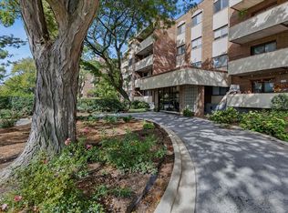 9242 Gross Point Rd APT 402, Skokie, IL 60077