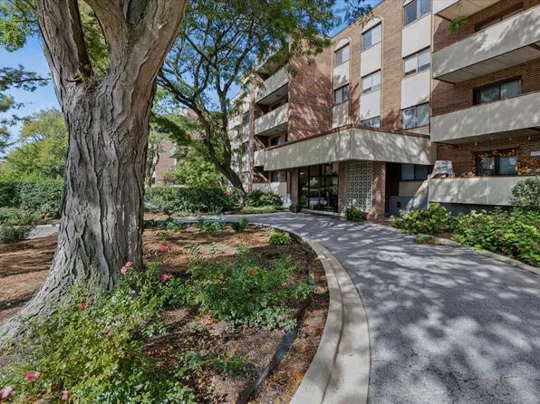 9242 Gross Point Rd APT 402, Skokie, IL 60077