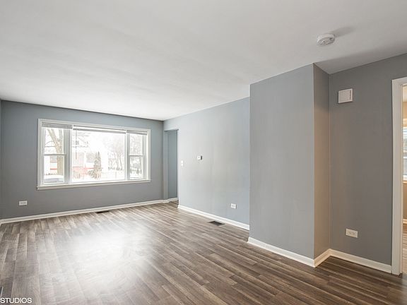 2nd image of 1513 Victoria Ave
