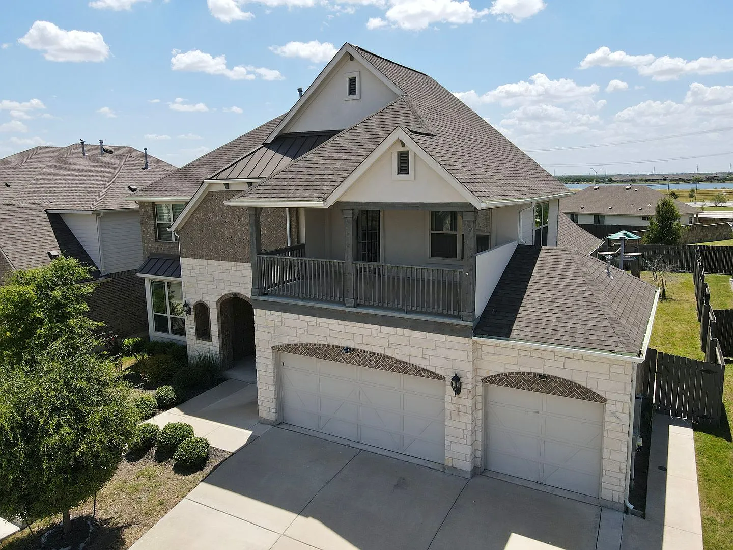 Beautiful Two-Story 4 Bed, 4 Bath Home in Pflugerville, TX — Photo 2