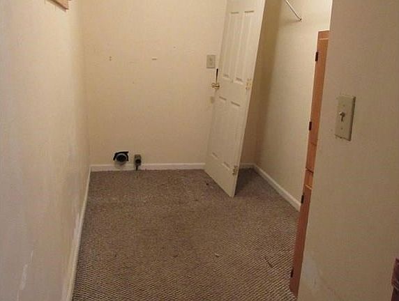 Lower unit laundry room
