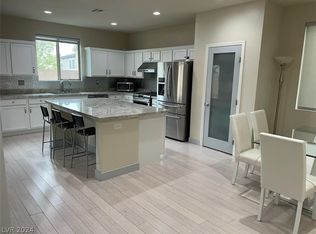 300 Woodland Moss Rd, Las Vegas, NV 89148