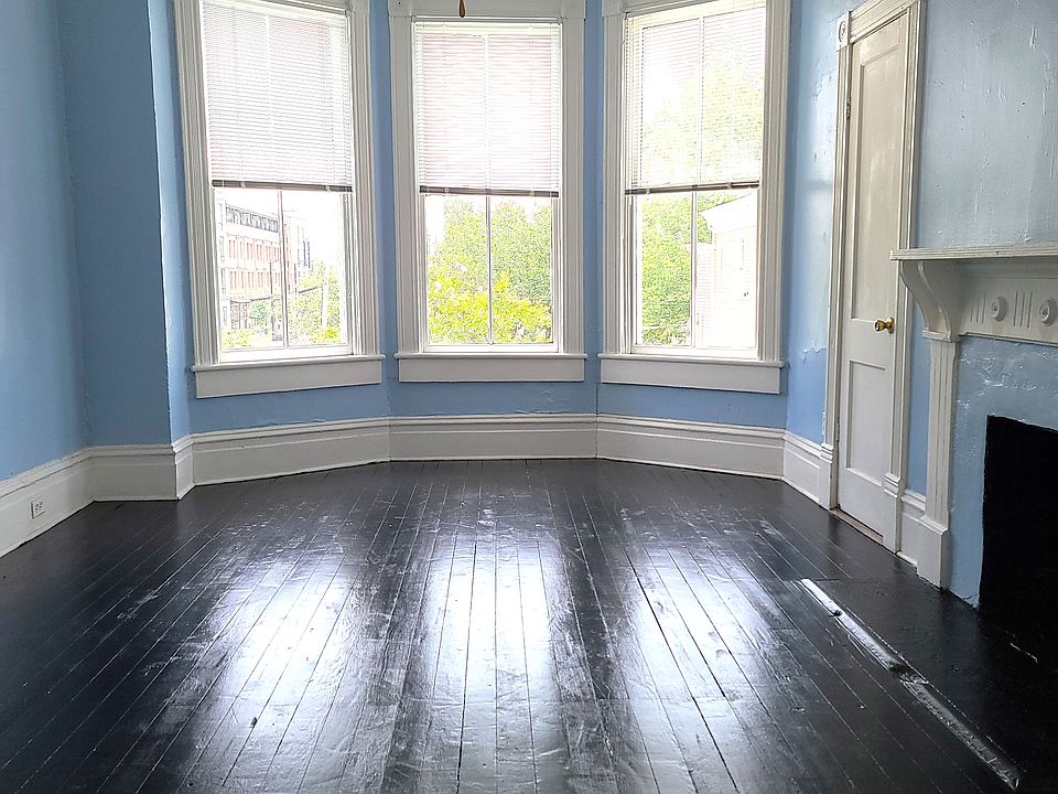 Bright, sunny bay windows in the front room!