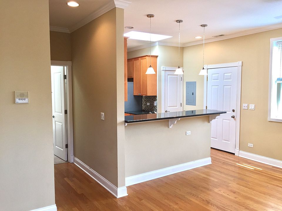 1st image of 4038 N Clarendon Ave #3R