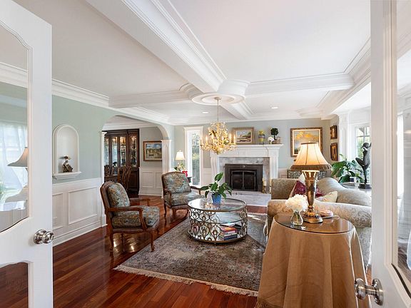 4th image of 2773 Arbutus Rd