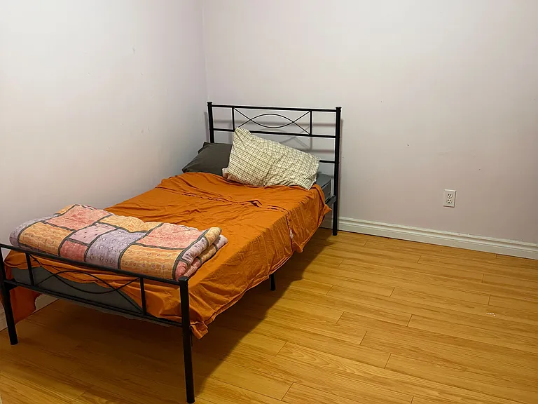 140 Sexton Cres #3 — Photo 4